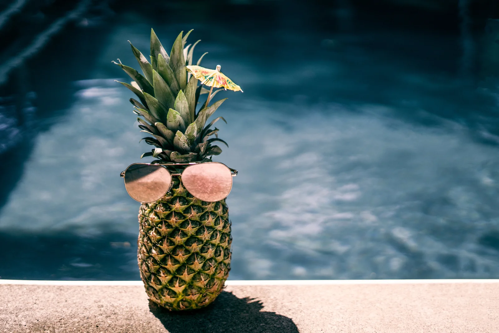 Ananas avec lunettes de soleil au bord de la piscine fonds d’écran HD 4K pour ordinateur