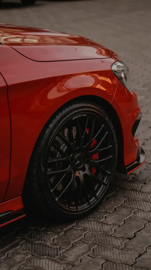 Mercedes-AMG rouge aux jantes noires en gros plan
