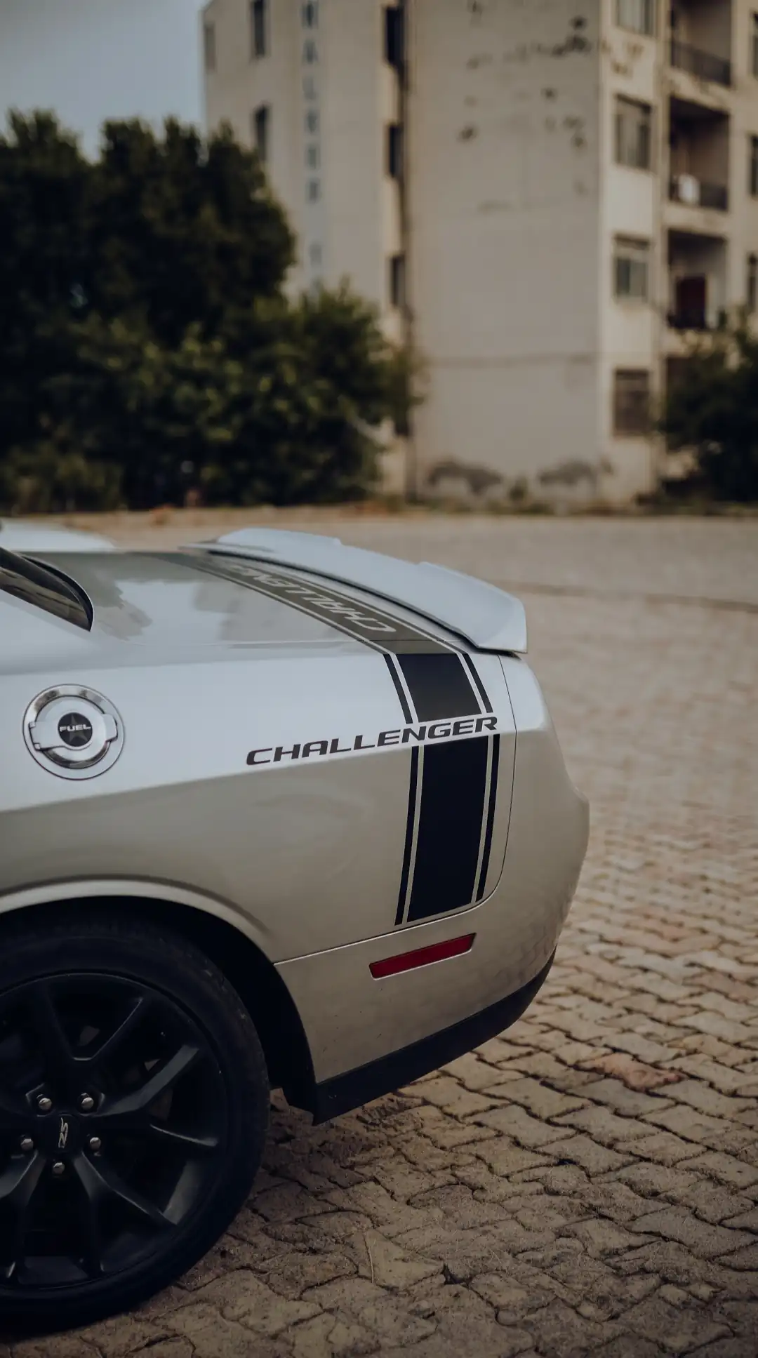 Dodge Challenger grise vue arrière fonds d’écran HD 4K pour téléphone