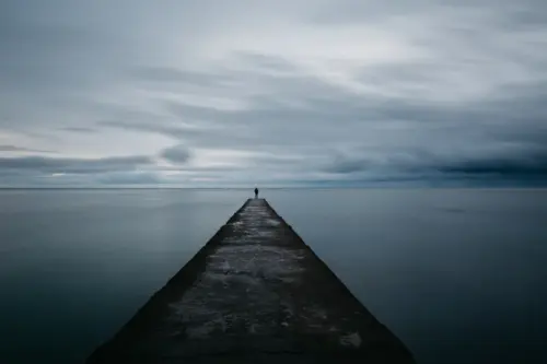 Paysage solitaire sous un ciel orageux