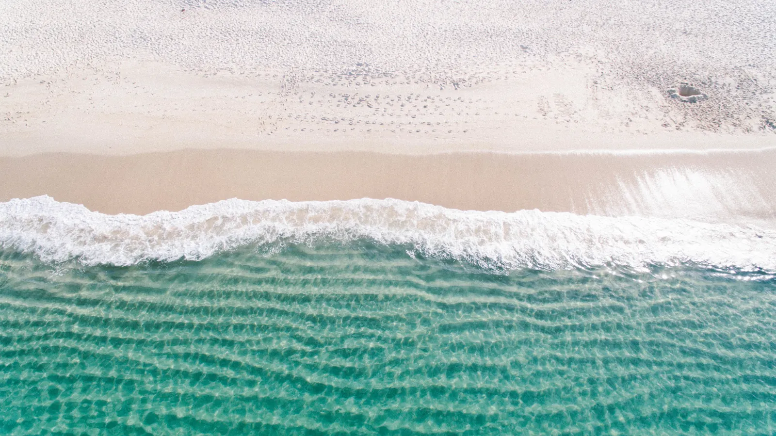 Turquoise-water beach seen from above wallpaper HD 4K for desktop